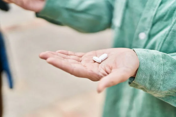 Junge Chinesin Hält Tabletten Auf Der Straße — Stockfoto