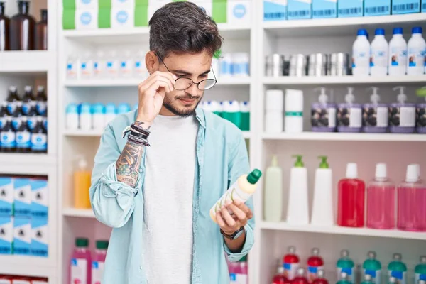 Fiatal Spanyol Férfi Ügyfél Olvasás Címke Üveg Gyógyszertárban — Stock Fotó