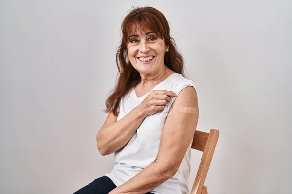 Hispanische Frau Mittleren Alters Die Sich Impfen Lässt Zeigt Arm — Stockfoto