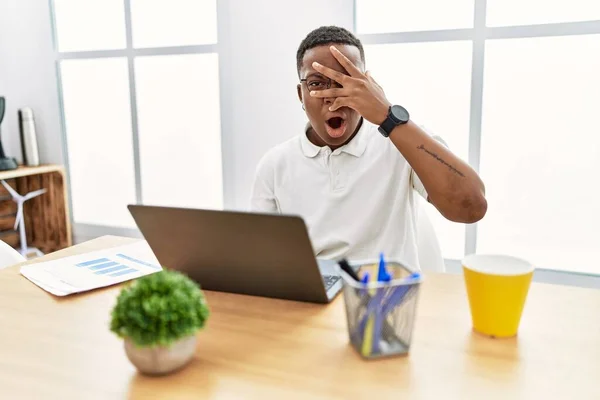 Young African Man Working Office Using Computer Laptop Peeking Shock — Φωτογραφία Αρχείου