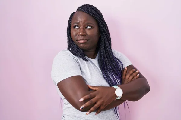 Ung Afrikansk Kvinna Står Över Rosa Bakgrund Tittar Sidan Med — Stockfoto