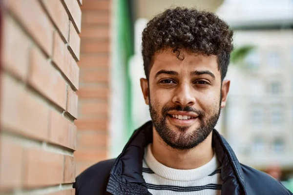 Duvara Yaslanmış Gülümseyen Genç Bir Arap — Stok fotoğraf