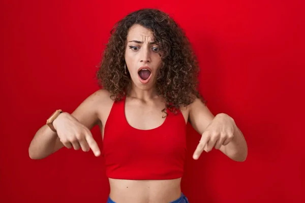 Hispanic Woman Curly Hair Standing Red Background Pointing Fingers Showing — Photo