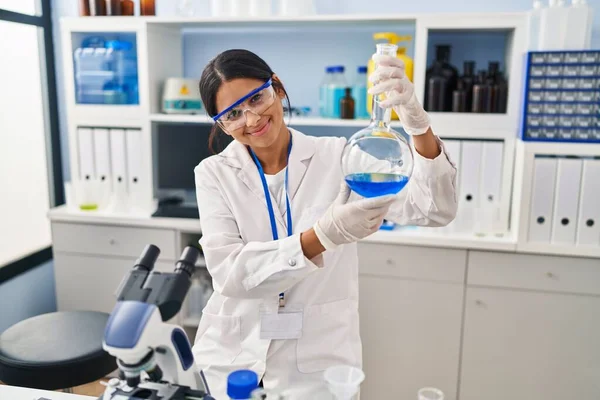 Молода Латинська Жінка Уніформі Вченого Тримає Пробірку Лабораторії — стокове фото