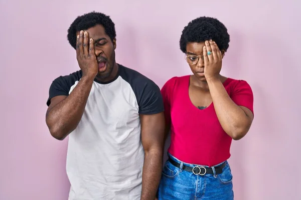 Genç Afro Amerikan Çift Pembe Arka Planda Dikiliyor Yarı Yüz — Stok fotoğraf