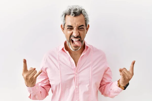 Hispánec Středního Věku Stojící Nad Izolovaným Pozadím Křičící Bláznivým Výrazem — Stock fotografie