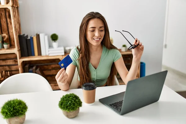 Mujer Hispana Joven Usando Laptop Con Tarjeta Crédito Sentada Mesa — Foto de Stock
