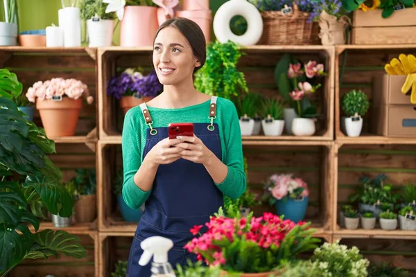 Jovem Bela Florista Mulher Hispânica Sorrindo Confiante Usando Smartphone Loja — Fotografia de Stock