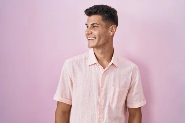 Junger Hispanischer Mann Der Vor Rosa Hintergrund Steht Und Mit — Stockfoto