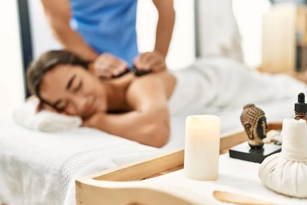 Uomo Donna Latina Che Indossano Fisioterapia Massaggiando Indietro Utilizzando Pietre — Foto Stock