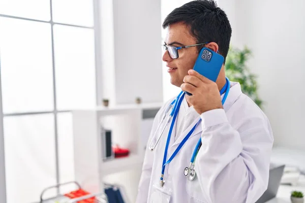 Homme Trisomique Portant Uniforme Médecin Parlant Sur Smartphone Clinique — Photo