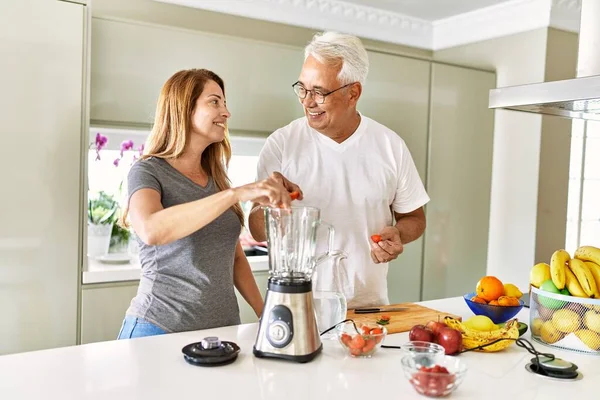 Pareja Hispana Mediana Edad Sonriendo Feliz Batido Cocina Cocina —  Fotos de Stock