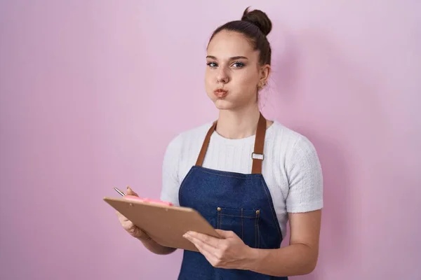 Junges Hispanisches Mädchen Professioneller Kellnerschürze Das Mit Lustigem Gesicht Aufgeblasene — Stockfoto