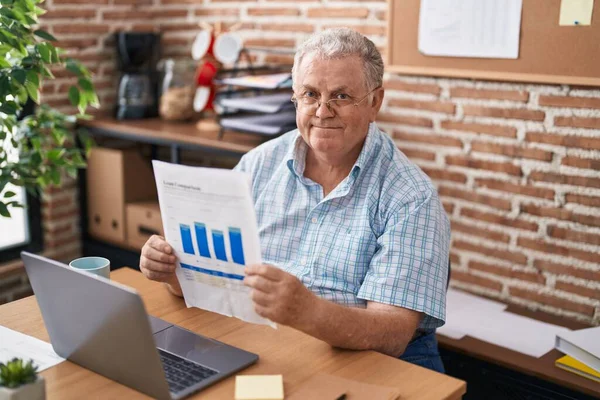 Homem Cabelos Grisalhos Meia Idade Trabalhador Negócios Usando Laptop Leitura — Fotografia de Stock