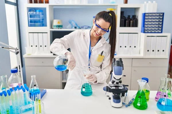 Young Beautiful Hispanic Woman Scientist Pouring Liquid Test Tube Laboratory — Stock Photo, Image