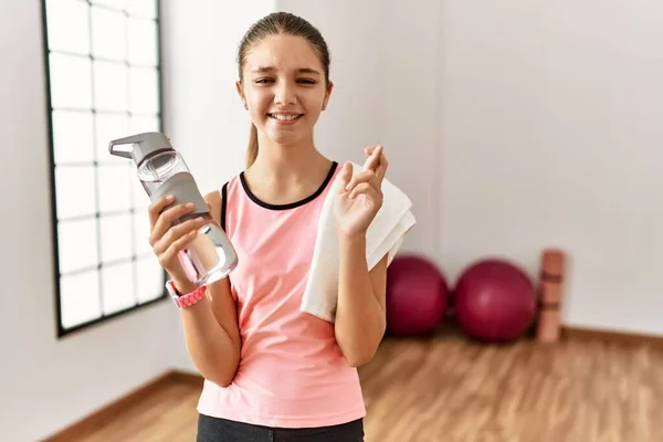 Junge Brünette Teenager Sportkleidung Mit Wasserflasche Gestikulierendem Finger Lächelnd Mit — Stockfoto