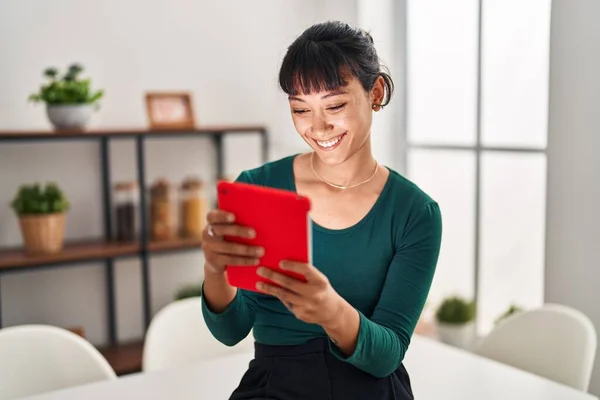 Jovem Bela Mulher Hispânica Sorrindo Confiante Usando Touchpad Casa — Fotografia de Stock