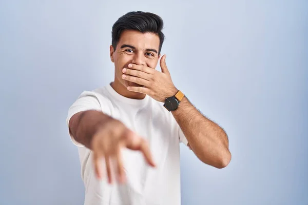 Hispanic Man Standing Blue Background Laughing You Pointing Finger Camera — Stock Photo, Image
