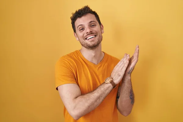 Young Hispanic Man Standing Yellow Background Clapping Applauding Happy Joyful — Stock Photo, Image