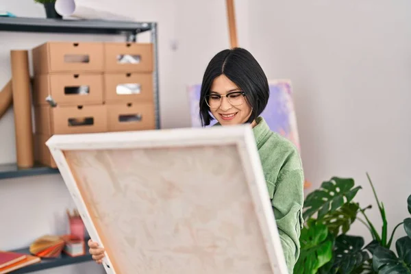 Young Chinese Woman Artist Smiling Confident Looking Draw Art Studio — ストック写真