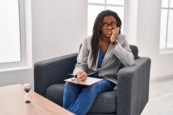 Joven Afroamericano Con Trenzas Que Trabaja Oficina Consulta Buscando Estresado — Foto de Stock