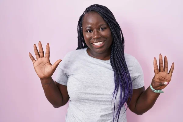 Joven Mujer Africana Pie Sobre Fondo Rosa Mostrando Señalando Hacia —  Fotos de Stock