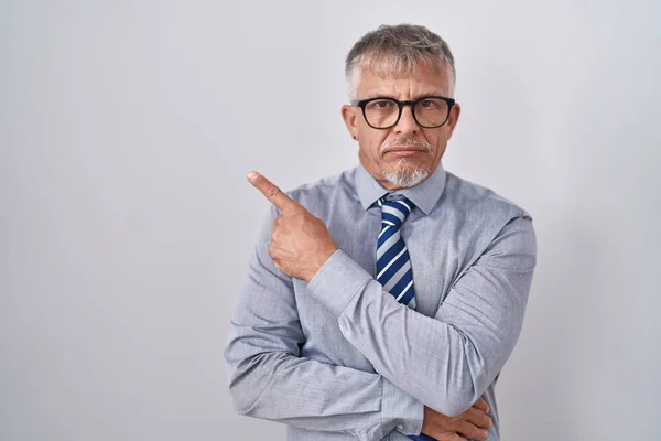 Hispanic Affärsman Med Grått Hår Bär Glasögon Pekar Med Handen — Stockfoto