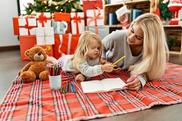 Мать Дочь Рисуют Тетрадке Лежащей Рождественской Елки Дома — стоковое фото