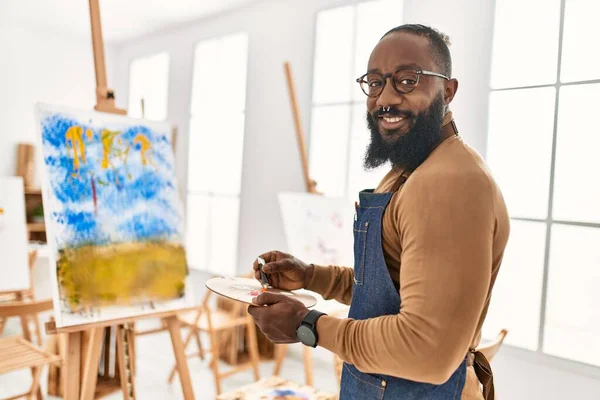 年轻的非洲裔美国艺术家在艺术工作室快乐地笑着画画 — 图库照片