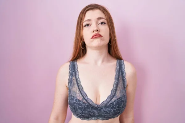 Rooie Vrouw Dragen Lingerie Roze Achtergrond Zoek Slaperig Moe Uitgeput — Stockfoto