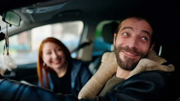 男と女のカップル笑顔自信に満ちた運転車で通り — ストック写真