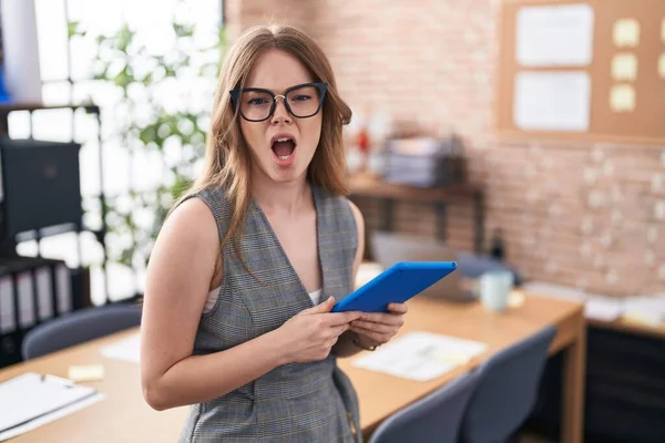 Caucasian Woman Working Office Wearing Glasses Angry Mad Screaming Frustrated — 图库照片