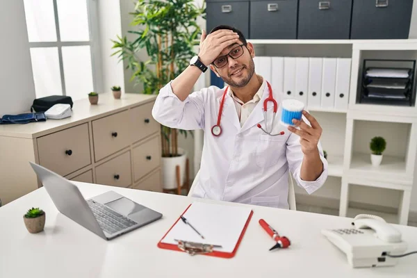 Giovane Medico Ispanico Uomo Con Barba Tenere Auricolare Cotone Cime — Foto Stock