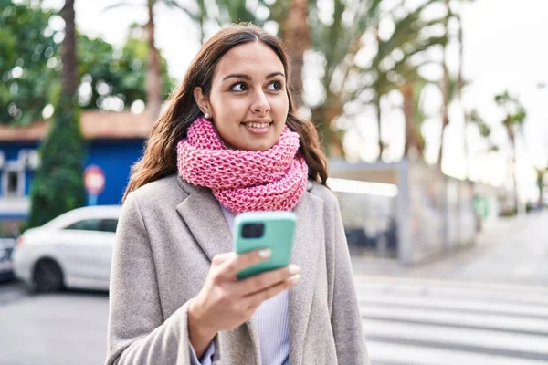 Jovem Bela Mulher Hispânica Usando Smartphone Usando Cachecol Rua — Fotografia de Stock