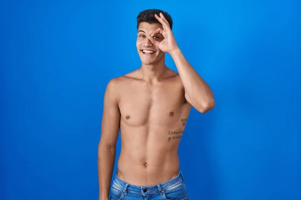 Jeune Homme Hispanique Debout Torse Sur Fond Bleu Faisant Geste — Photo
