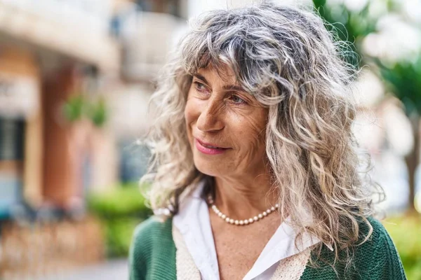 Mujer Mediana Edad Sonriendo Confiada Pie Calle —  Fotos de Stock