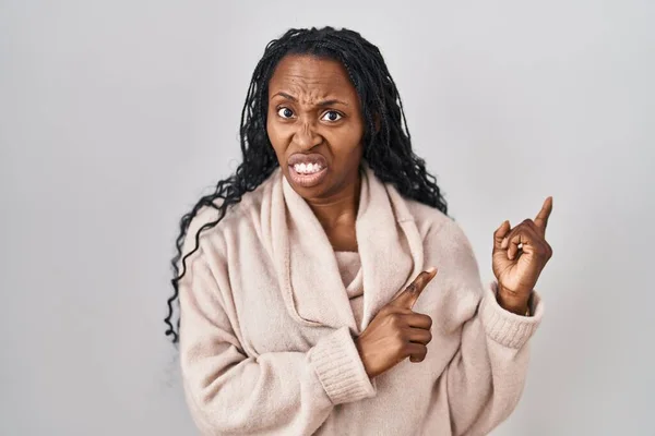 Африканская Женщина Стоящая Белом Фоне Указывая Сторону Обеспокоенный Нервный Обеими — стоковое фото