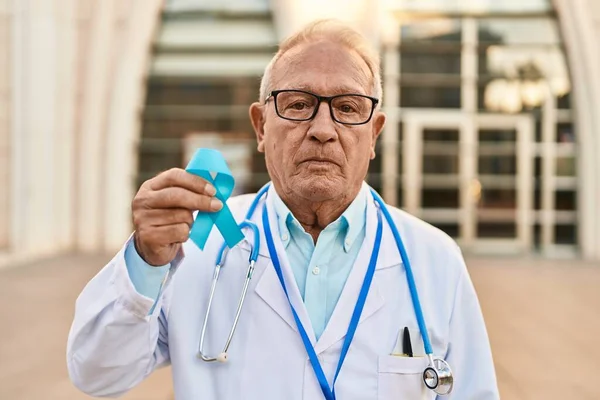 Starší Lékař Šedými Vlasy Drží Modrou Stuhu Myšlení Postoj Střízlivý — Stock fotografie