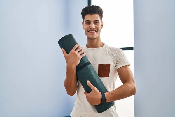 Ung Latinamerikansk Man Ler Säker Håller Yogamatta Sportcenter — Stockfoto