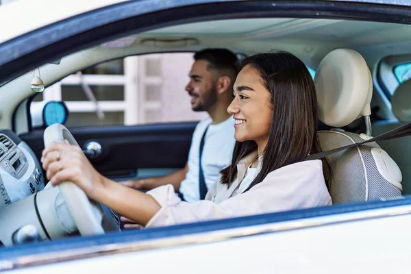 Jovem Casal Hispânico Sorrindo Carro Condução Feliz Cidade — Fotografia de Stock