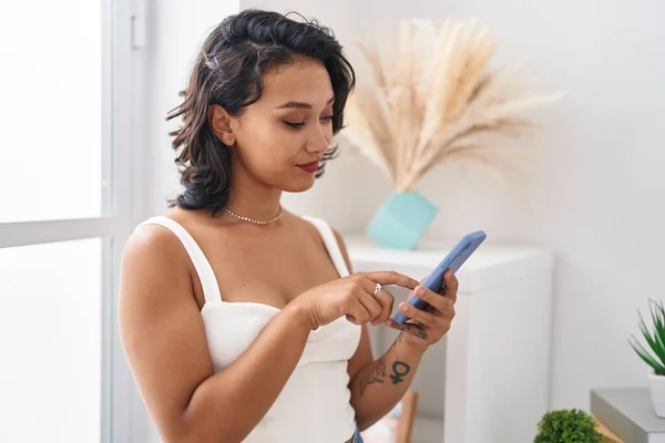 Jovem Bela Mulher Hispânica Usando Smartphone Casa — Fotografia de Stock