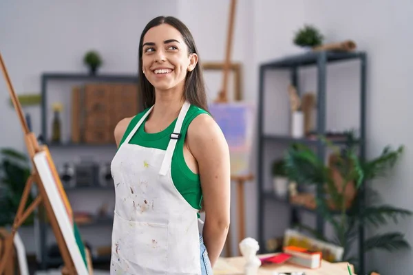 Joven Artista Hispana Sonriendo Confiada Pie Estudio Arte — Foto de Stock