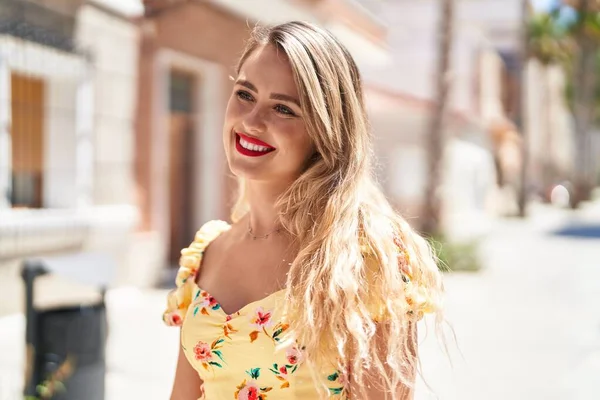 Young Beautiful Hispanic Woman Smiling Confident Looking Side Street — 图库照片