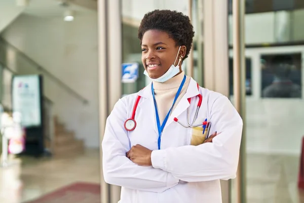 Femme Afro Américaine Portant Uniforme Médecin Masque Médical Debout Avec — Photo
