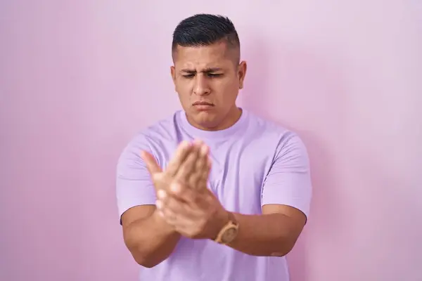 Молодой Латиноамериканец Стоящий Розовом Фоне Страдает Боли Руках Пальцах Воспаления — стоковое фото