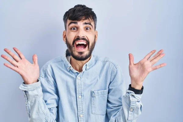 Jonge Spaanse Man Met Baard Die Een Blauwe Achtergrond Staat — Stockfoto