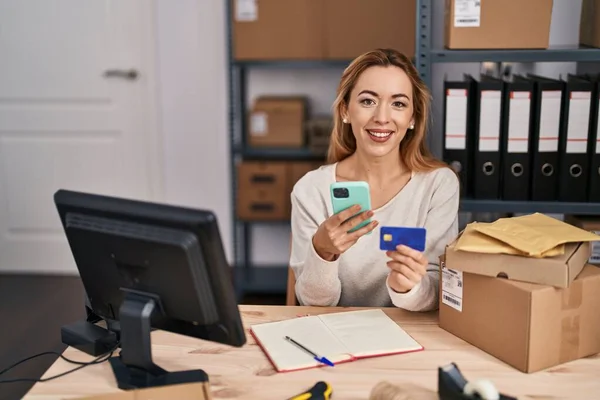 Trabajadora Negocios Comercio Electrónico Joven Usando Teléfono Inteligente Tarjeta Crédito — Foto de Stock