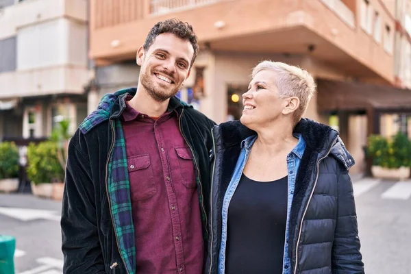 母亲和儿子笑着自信地站在街上 — 图库照片