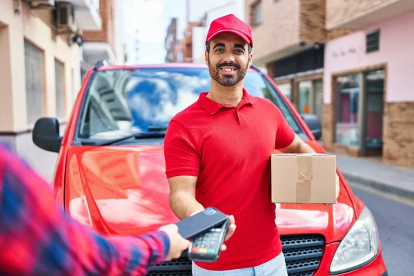 Jonge Spaanse Man Koerier Opladen Met Datafoon Smartphone Straat — Stockfoto