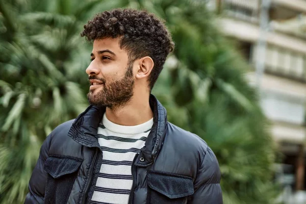 Hombre Árabe Joven Sonriendo Aire Libre Ciudad — Foto de Stock